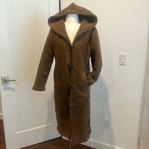 Faux fur women’s long coat with hoody , pockets & zipper perfect condition